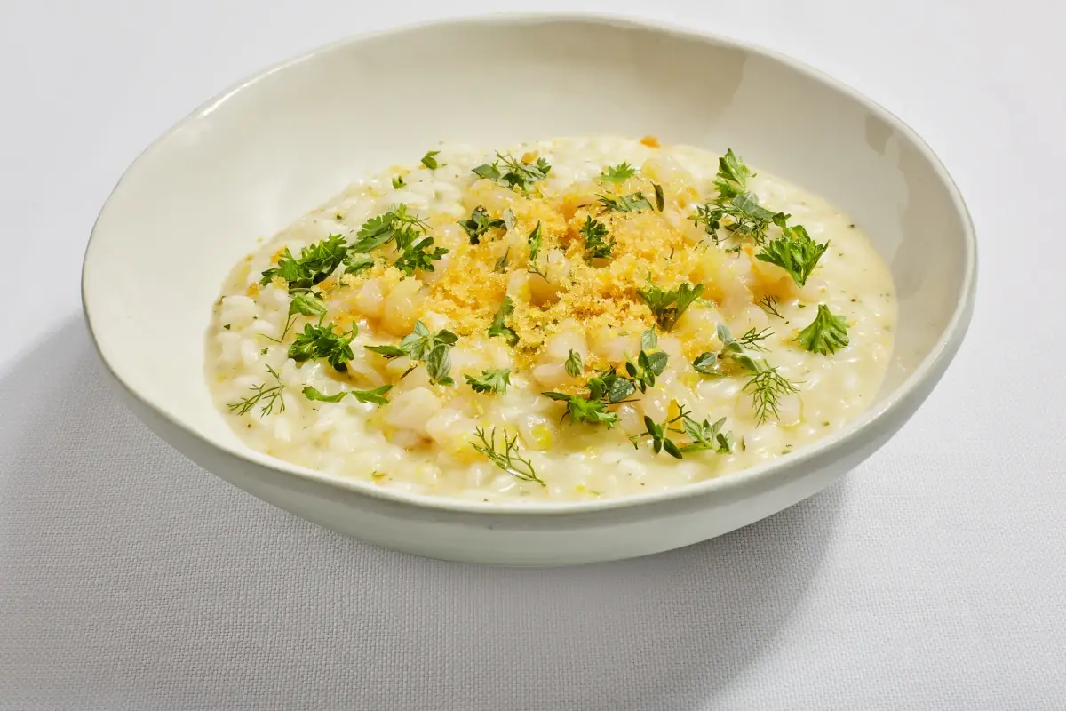 Il riso carnaroli con erbe, cannellini, bottarga e limone Il Moro festeggia i quindici anni con un restyling di design e gusto